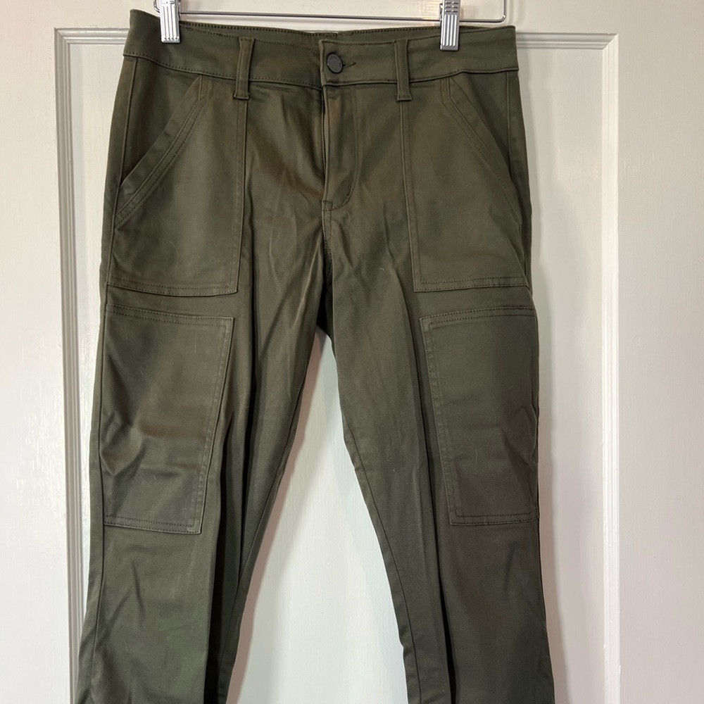 Super cute tapered cargo pants.